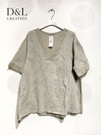 Plus Size V-ringad topp med blommig broderi T40 till T48