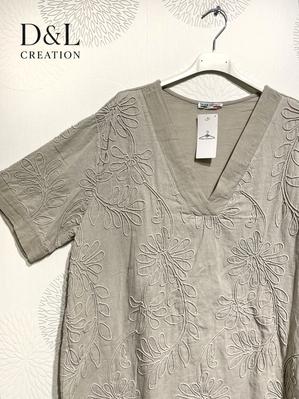 V-ringad topp med blommig broderi T40 till T48 i Stor Storlek