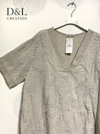 V-ringad topp med blommig broderi T40 till T48 i Stor Storlek