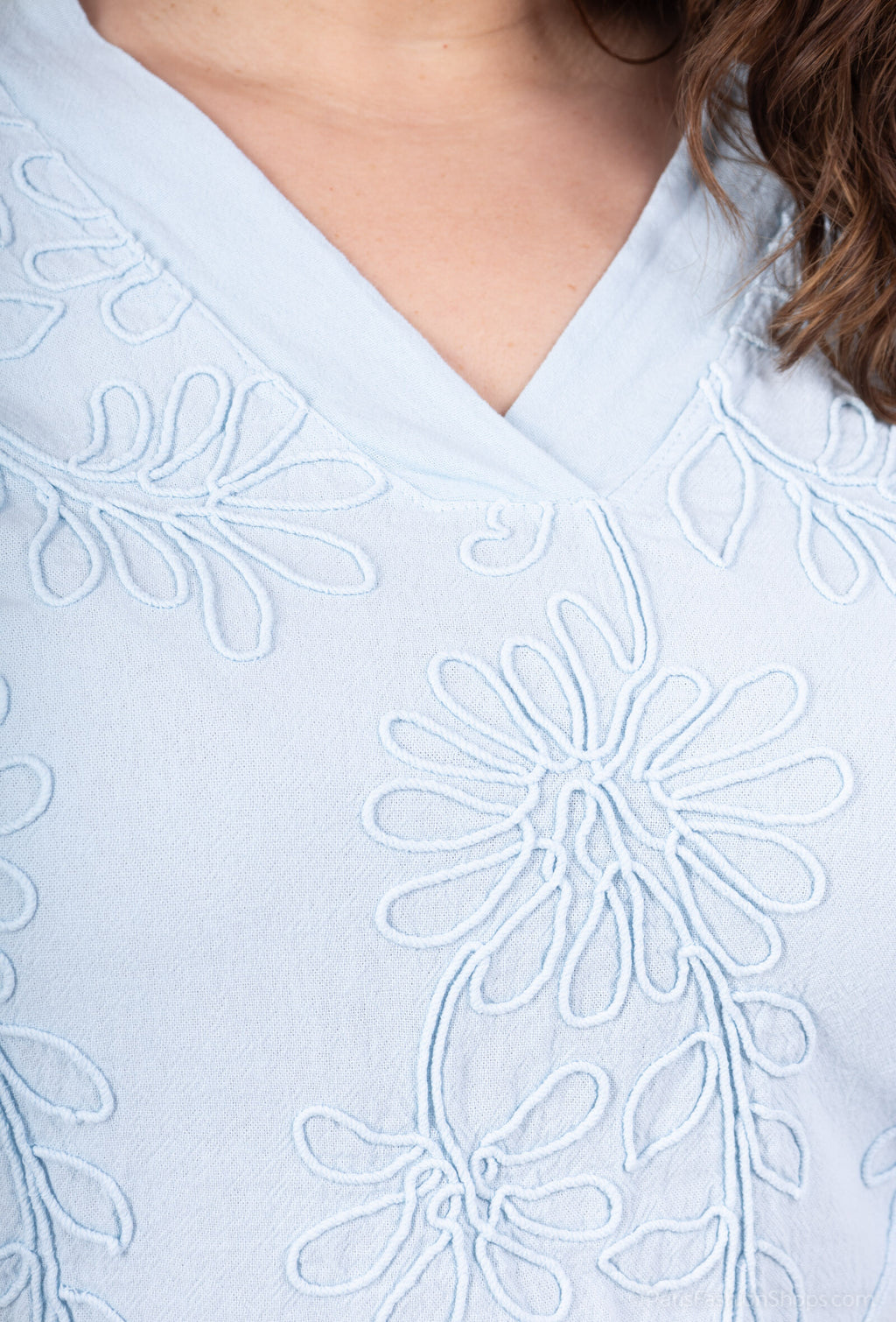 Plus Size V-ringad topp med blommig broderi T40 till T48