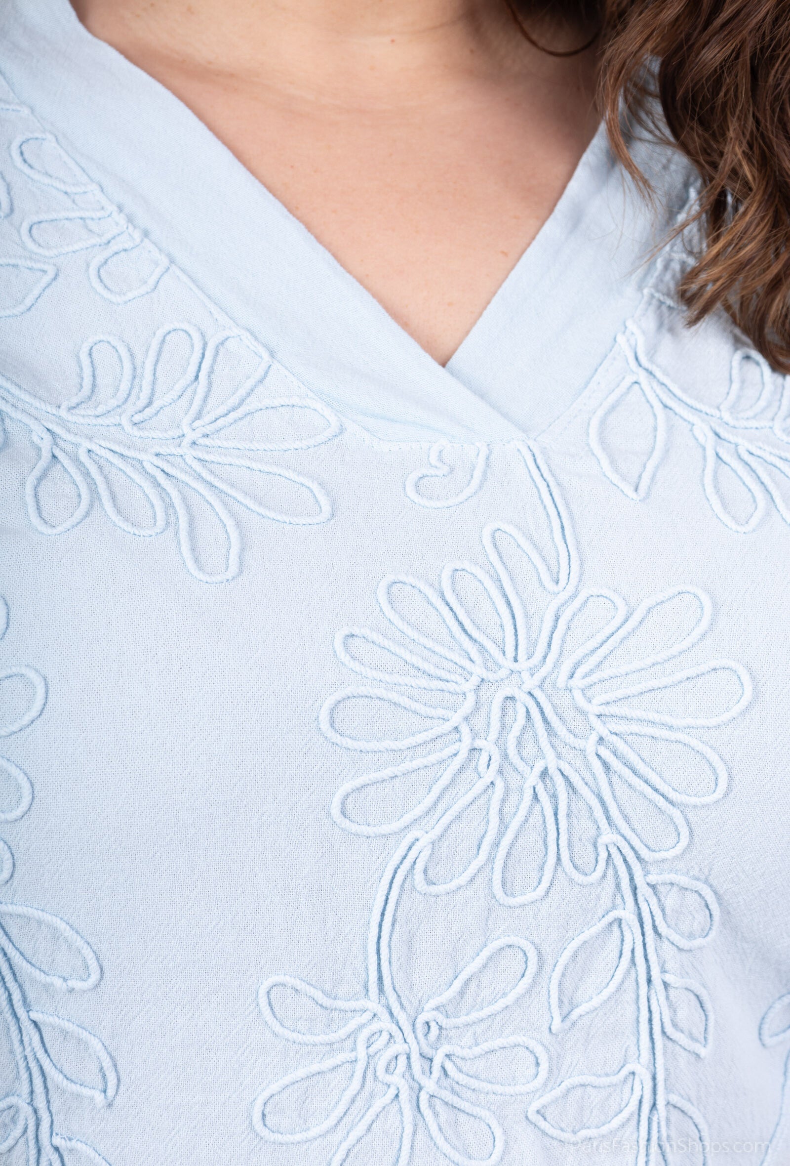 Plus Size V-ringad topp med blommig broderi T40 till T48