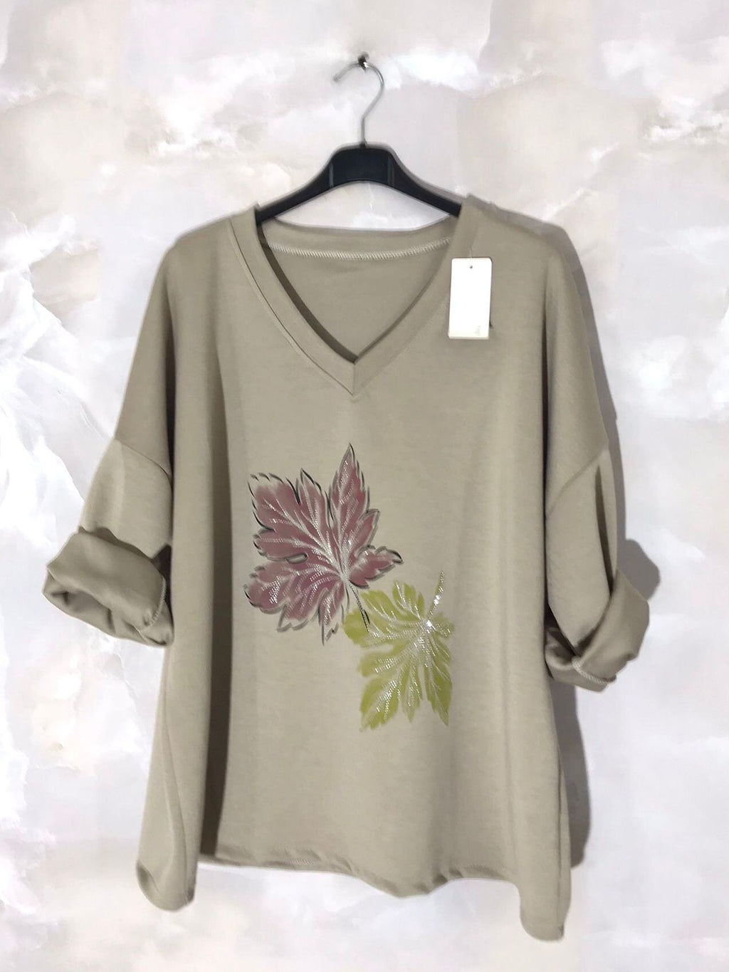Soft V-neck top with leaf print sizes 10 to 24 i Stor Storlek