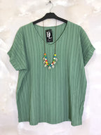 Plus Size V-neck Topp i Prägad Tyg med Halsband