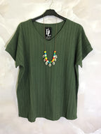 Plus Size V-neck Topp i Prägad Tyg med Halsband