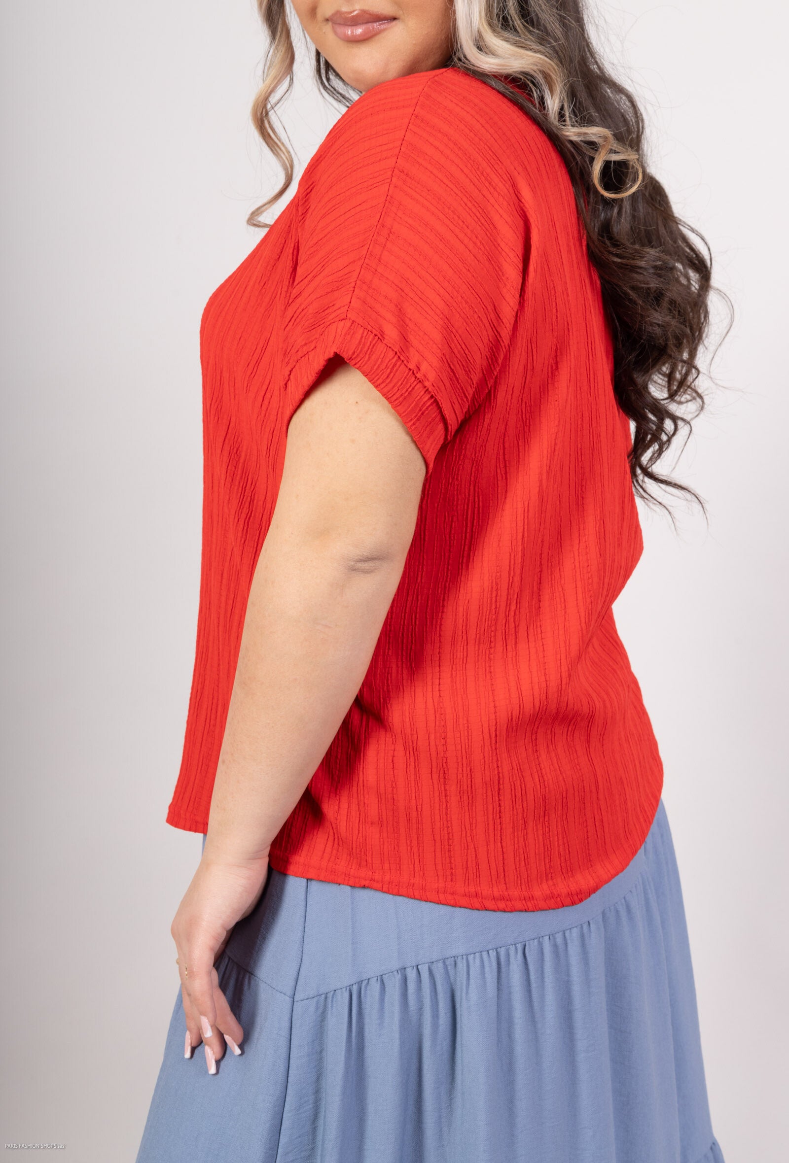 Plus Size V-neck Topp i Prägad Tyg med Halsband