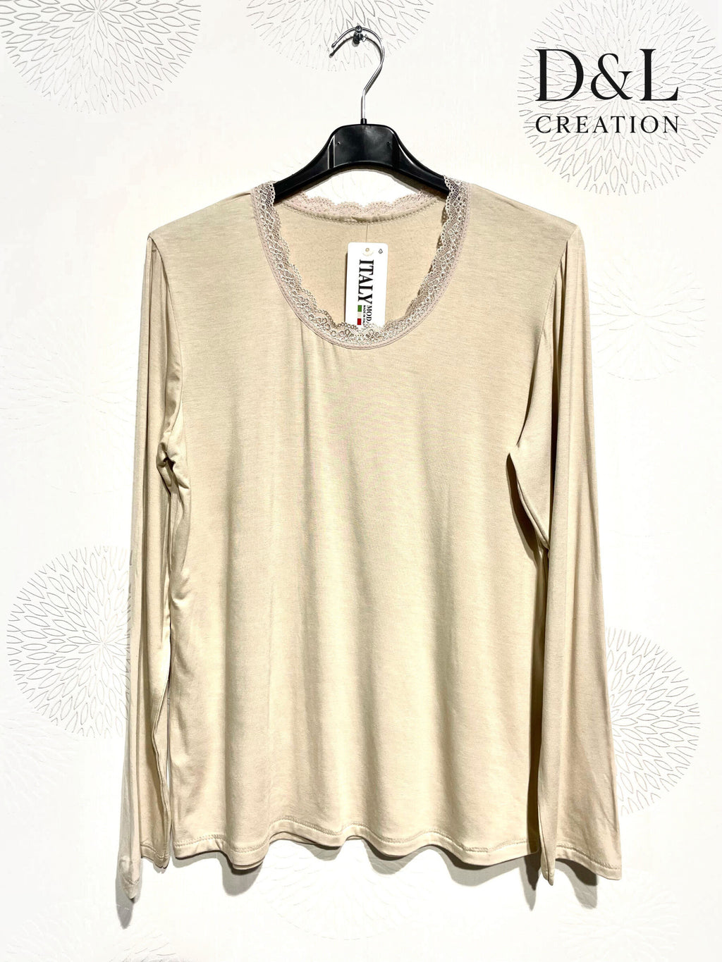 Lätt vadderad topp med spets och rund hals, storlekar T38 till T50+