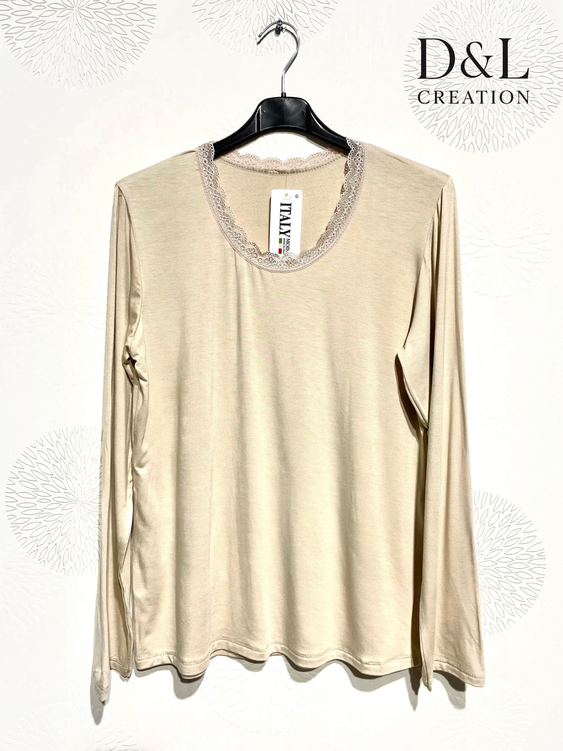 Lätt vadderad topp med spets och rund hals, storlekar T38 till T50+