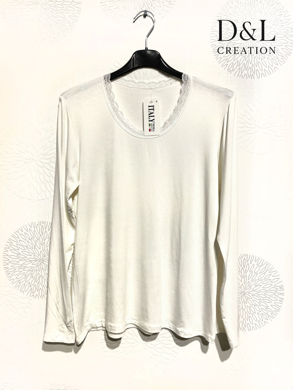 Lätt vadderad topp med spets och rund hals, storlekar T38 till T50+