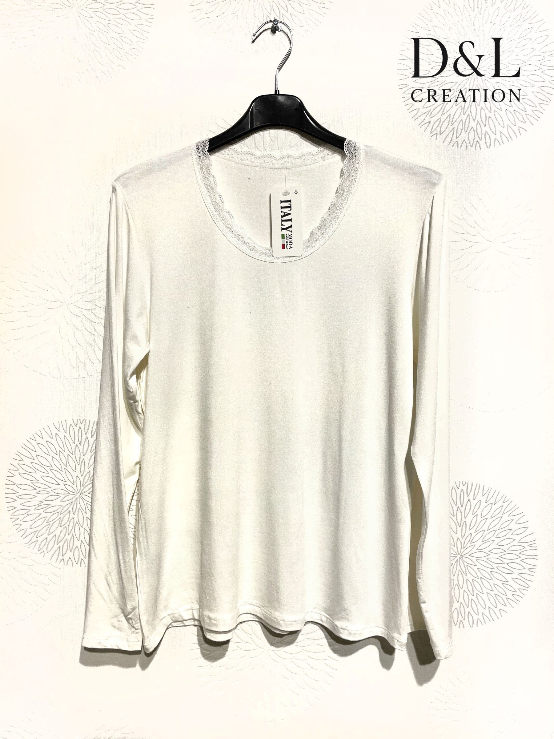 Lätt vadderad topp med spets och rund hals, storlekar T38 till T50+