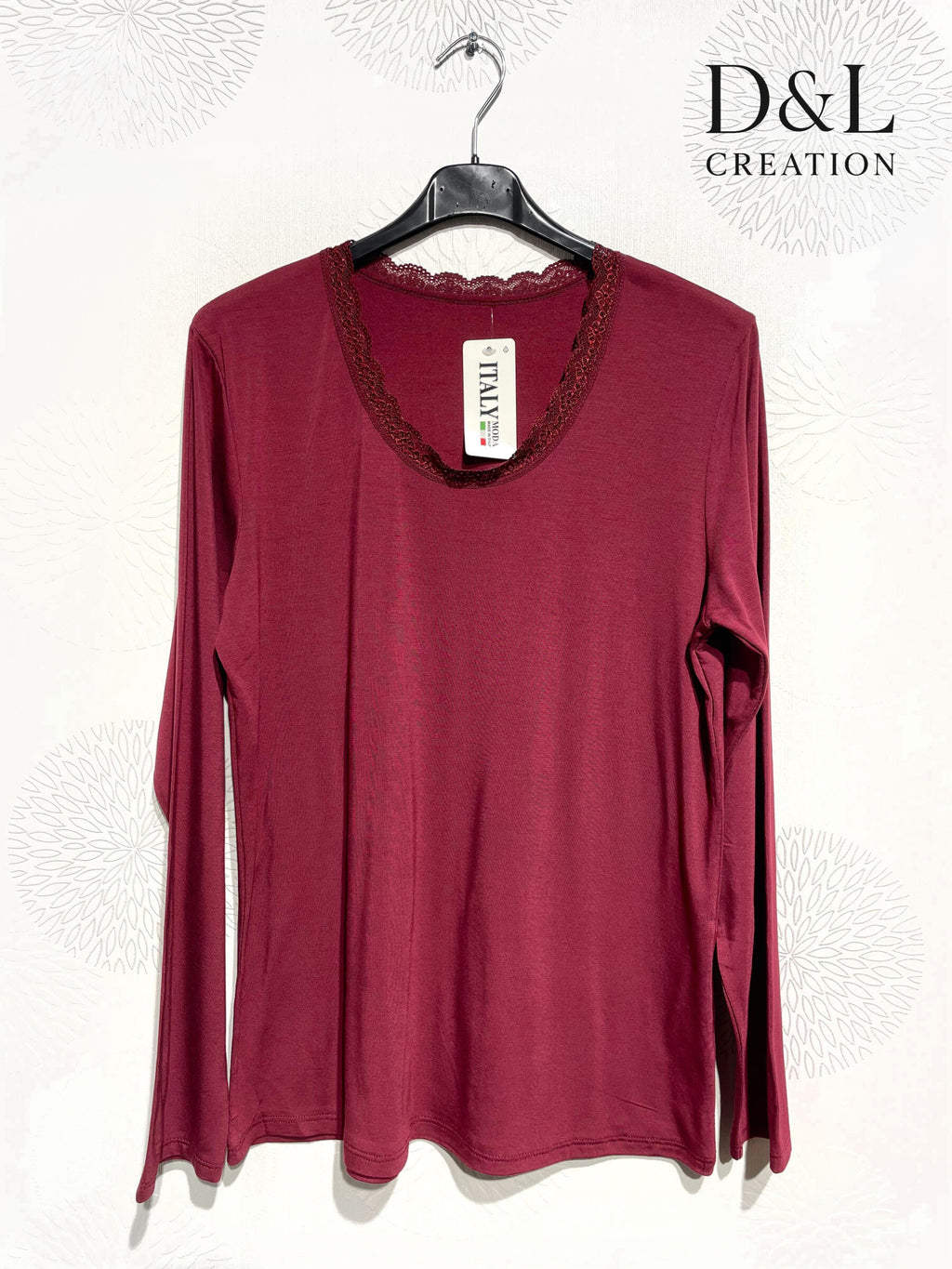 Lätt vadderad topp med spets och rund hals, storlekar T38 till T50+