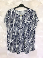 Plus Size Kortärmad Topp med Tryck och Accessoar