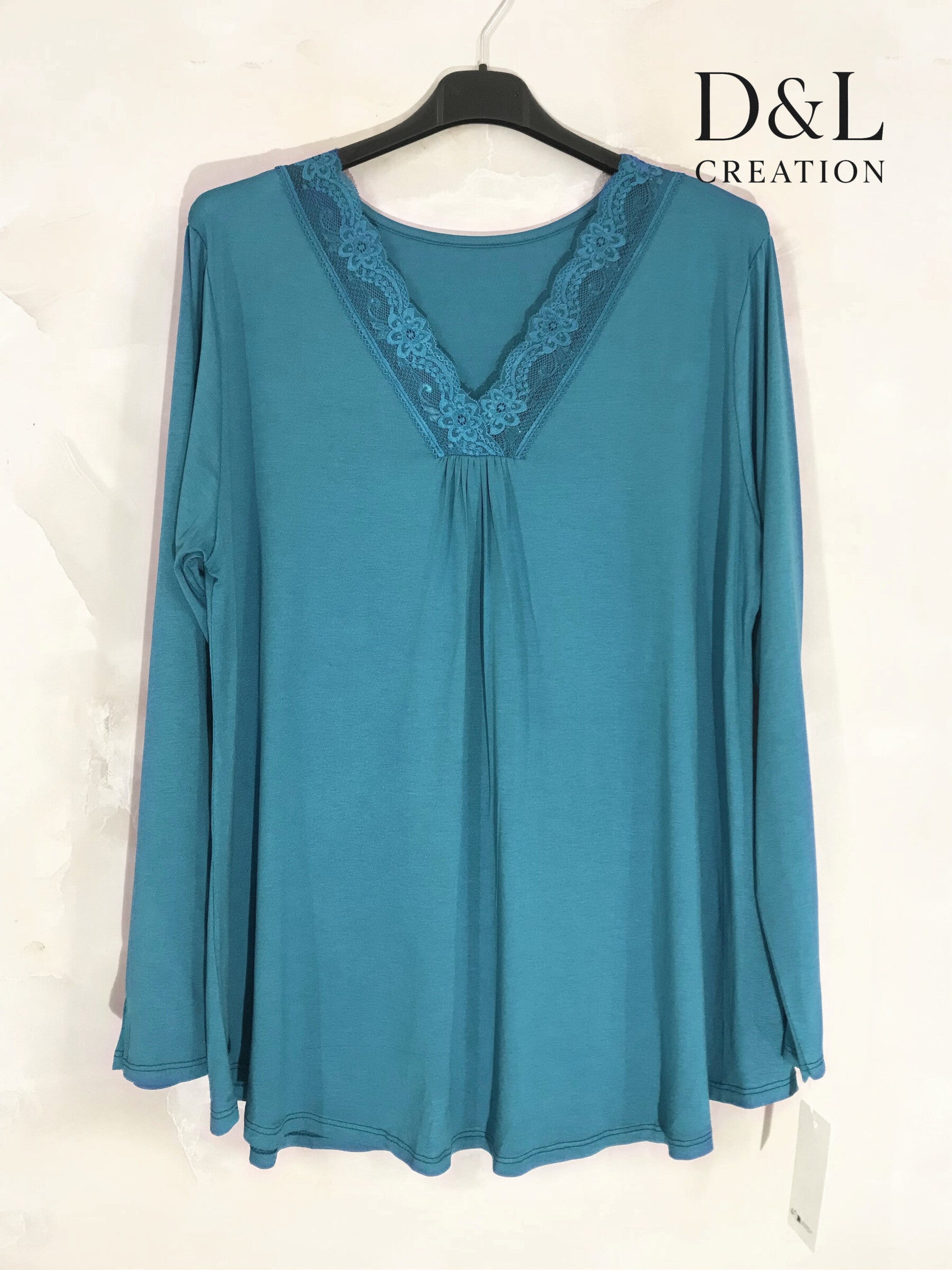 Long sleeve V-neck top with lace