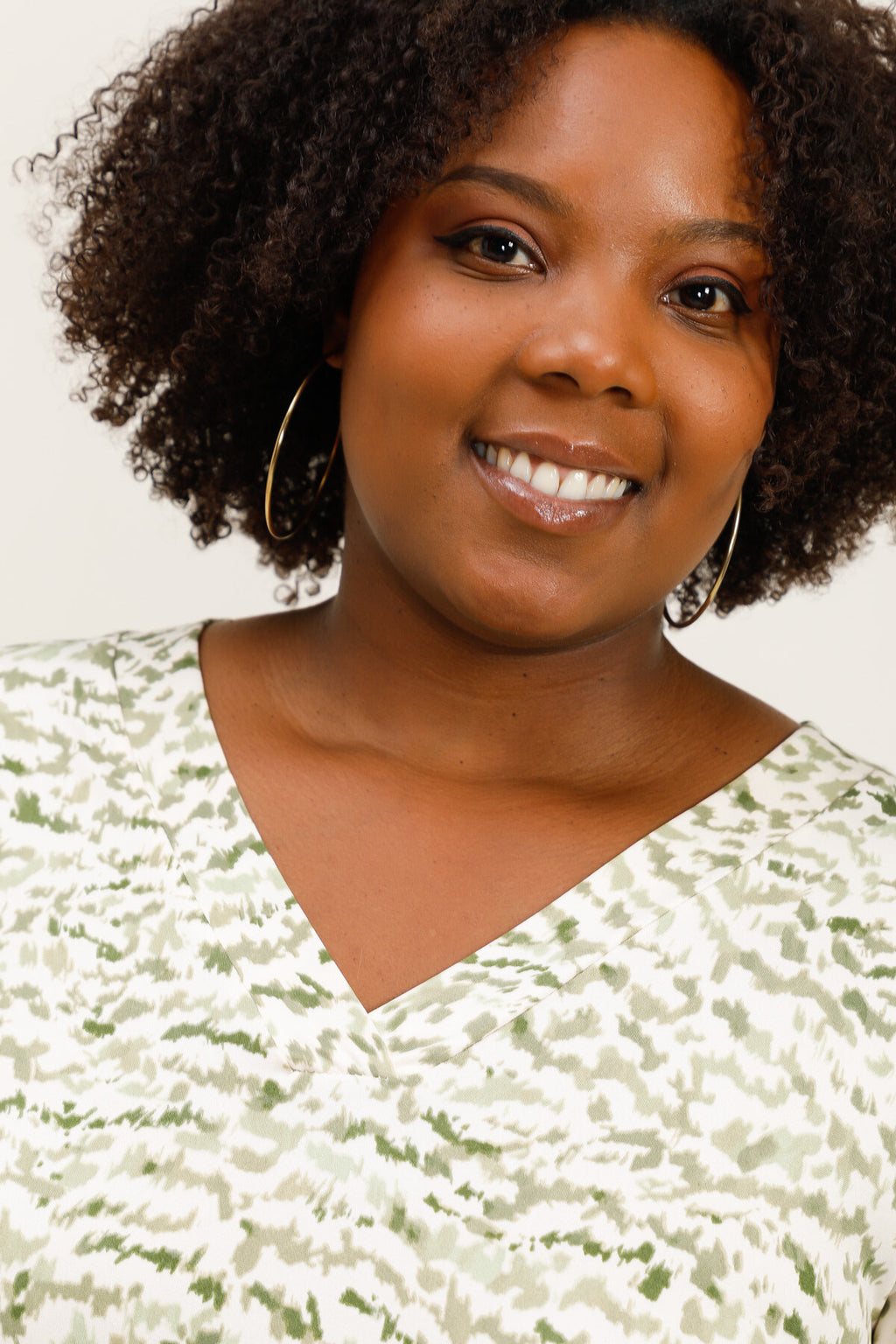 Tops i stor storlek med fluffiga tryck för sommaren