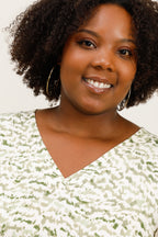 Tops i stor storlek med fluffiga tryck för sommaren