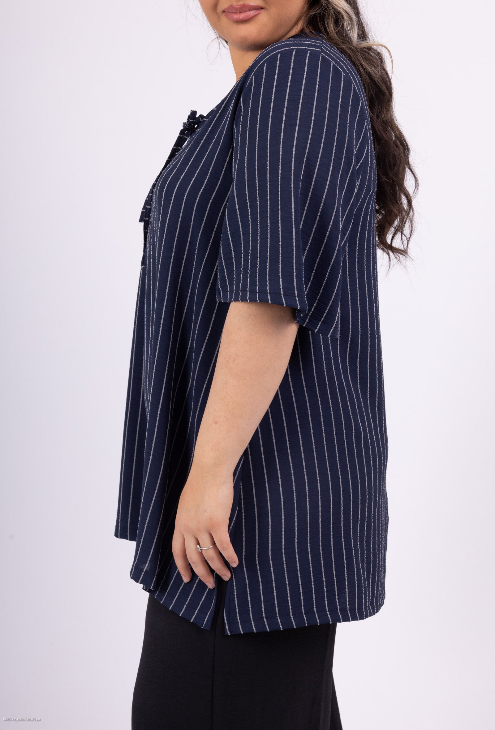 V-hals tunika med randig flytande knut i stor storlek