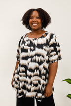 Flared Printed Tunic with Openwork Collar i Stor Storlek