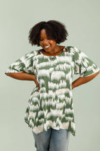 Flared Printed Tunic with Openwork Collar i Stor Storlek