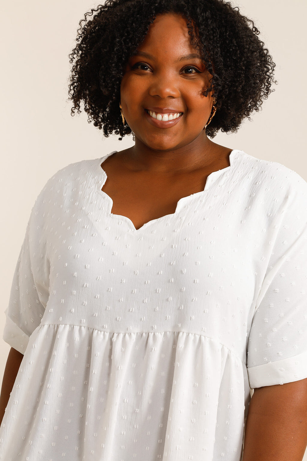 Fluid tunika med korta ärmar i Claudine Grande krage för sommaren i stor storlek