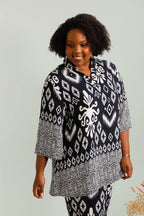 Tunics with large print with collar shirts i Stor Storlek