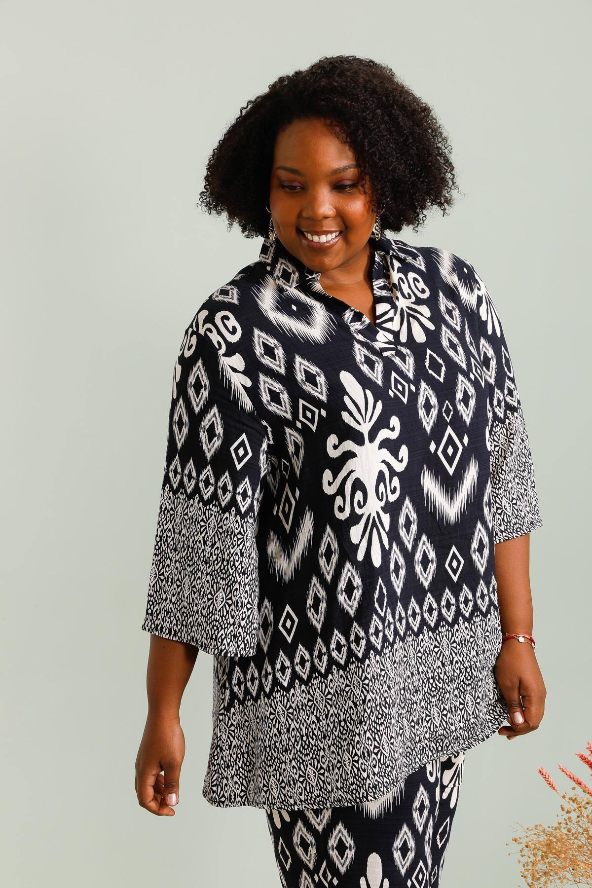 Tunics with large print with collar shirts i Stor Storlek