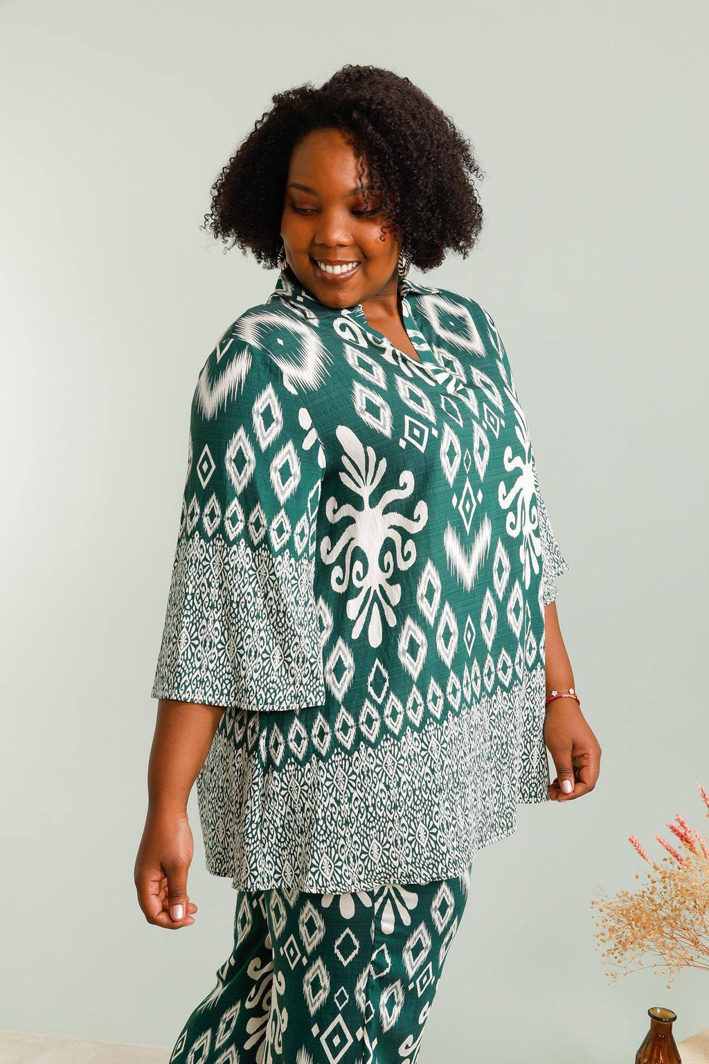 Tunics with large print with collar shirts i Stor Storlek