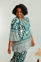 Tunics with large print with collar shirts i Stor Storlek