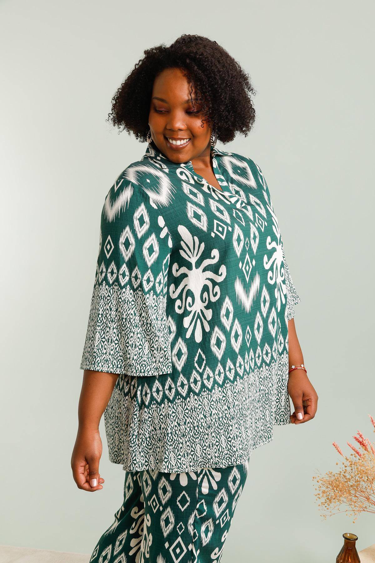 Tunics with large print with collar shirts i Stor Storlek