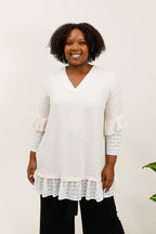 Flowy ruffled tunics with lace sleeves i Stor Storlek