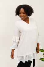 Flowy ruffled tunics with lace sleeves i Stor Storlek