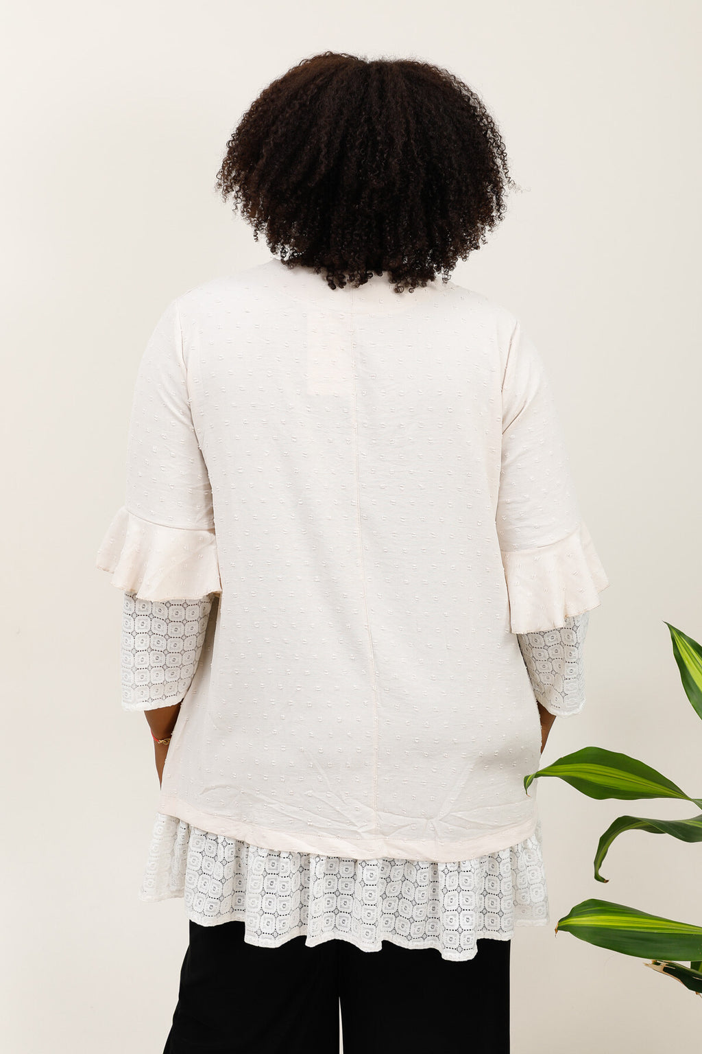 Flowy ruffled tunics with lace sleeves i Stor Storlek