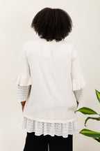 Flowy ruffled tunics with lace sleeves i Stor Storlek