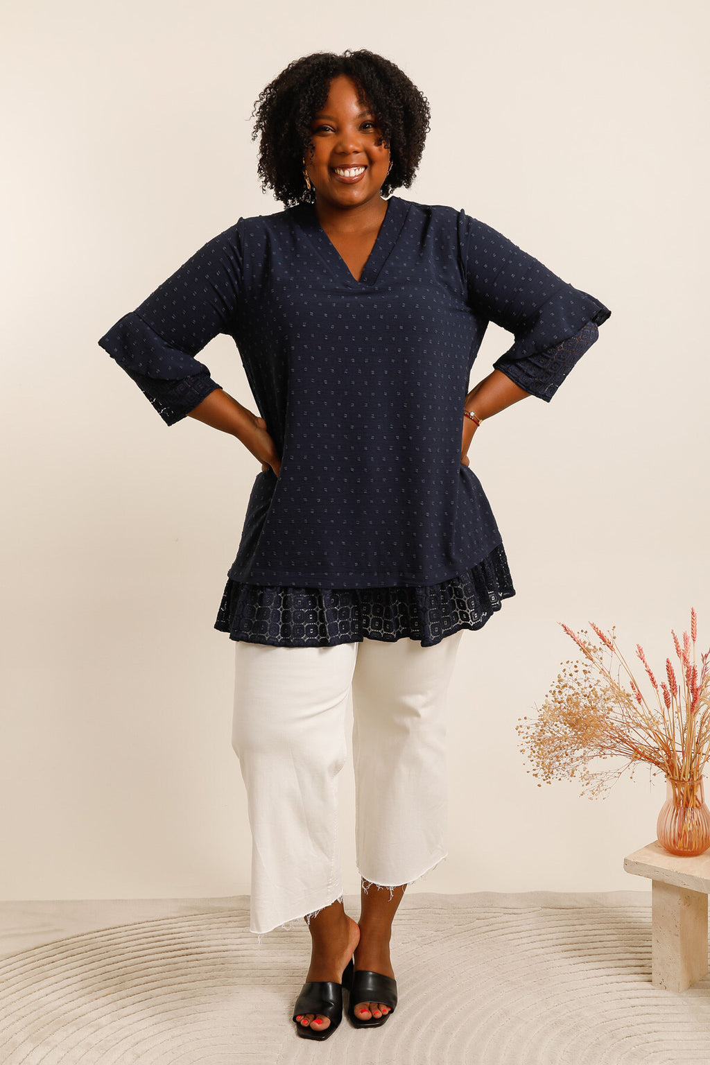 Flowy ruffled tunics with lace sleeves i Stor Storlek