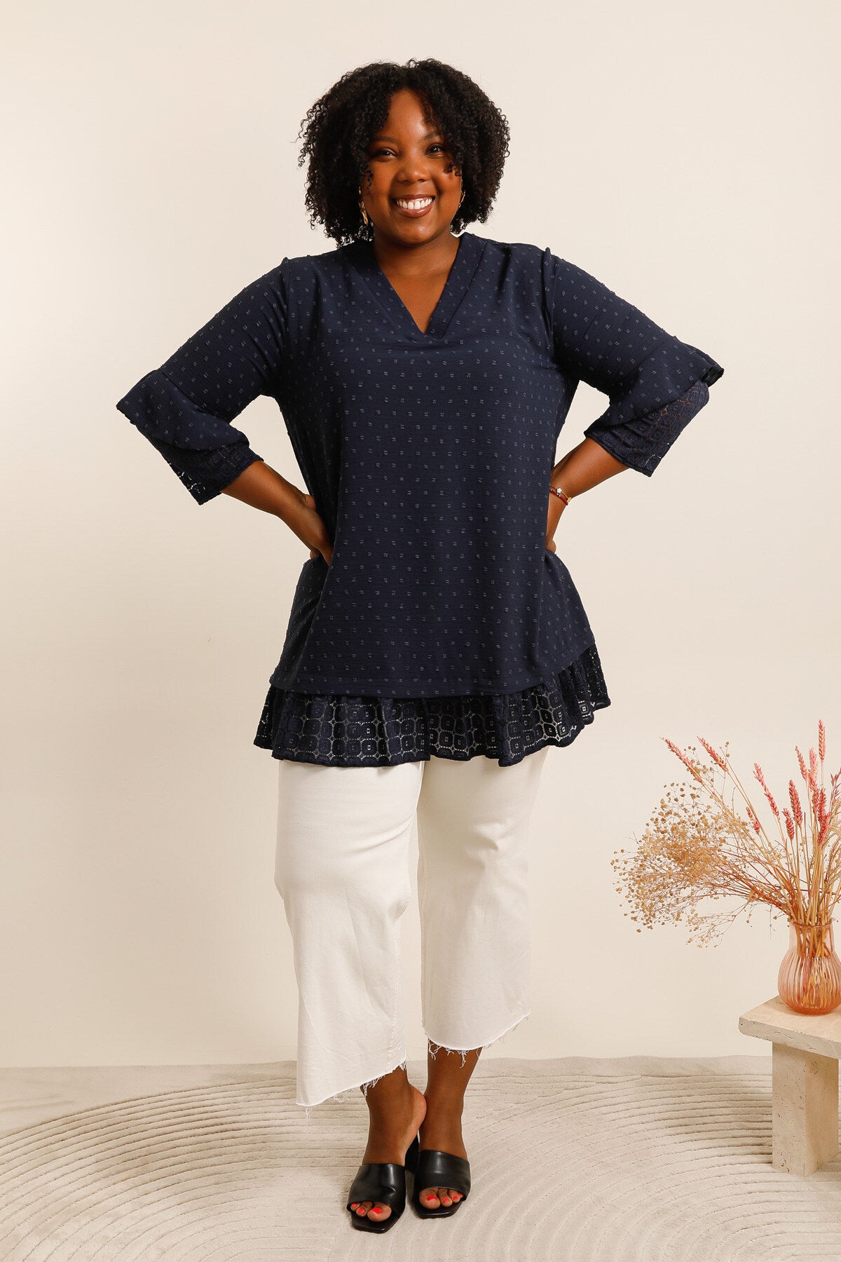 Flowy ruffled tunics with lace sleeves i Stor Storlek