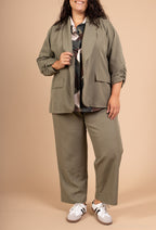 Solid blazerjacka med uppvikta ärmar och fejkfickor, storlekar T38 till T52 i Stor Storlek