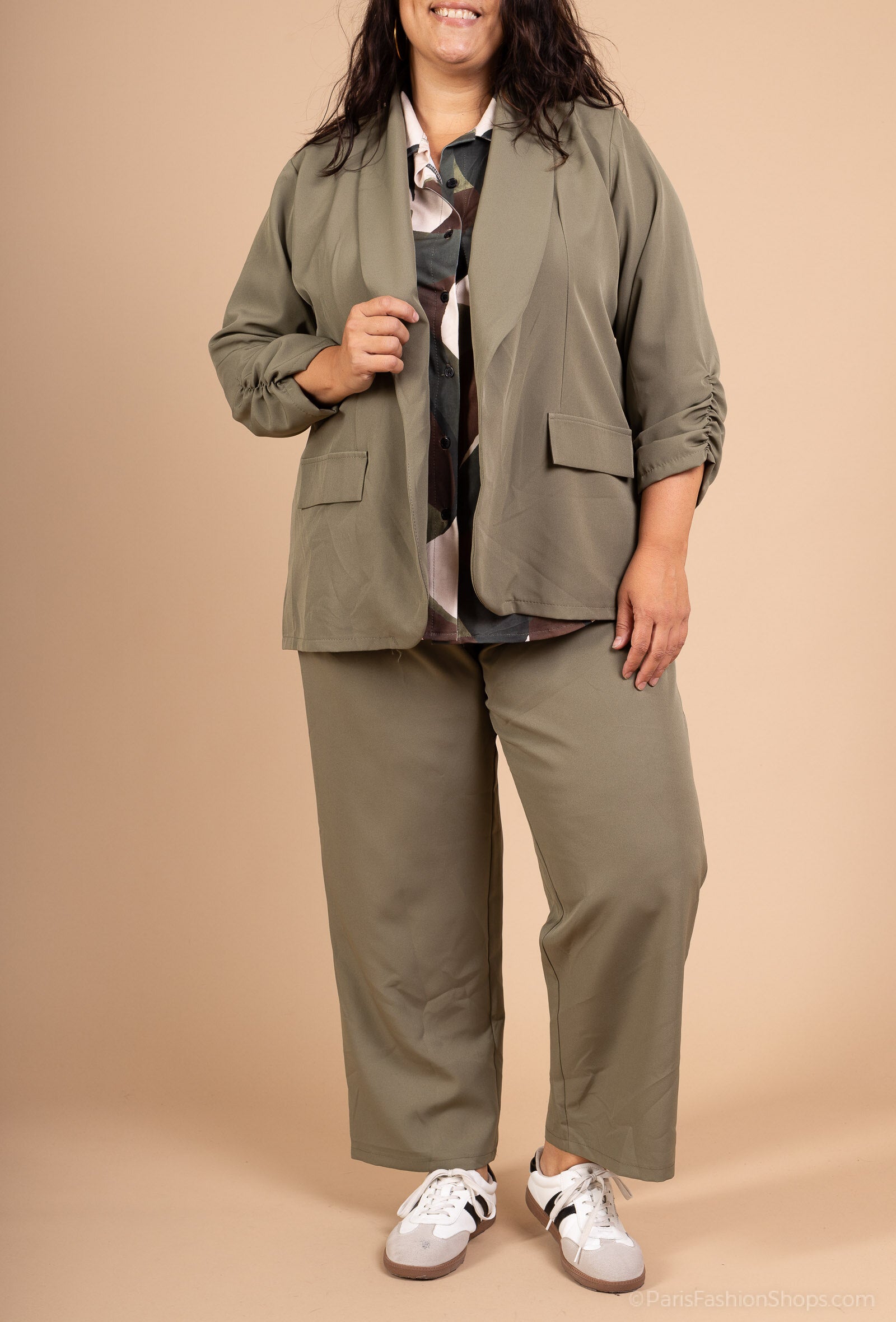 Solid blazerjacka med uppvikta ärmar och fejkfickor, storlekar T38 till T52 i Stor Storlek