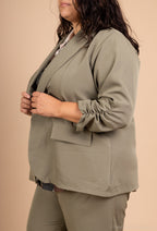 Solid blazerjacka med uppvikta ärmar och fejkfickor, storlekar T38 till T52 i Stor Storlek